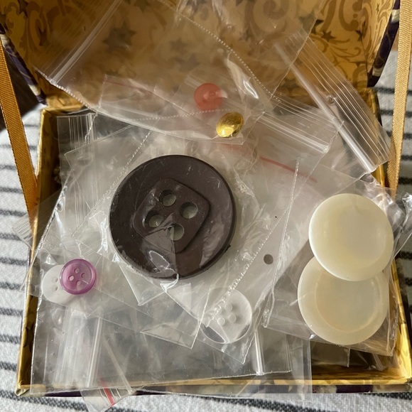 Buttons Bundle - Picture 4 of 7